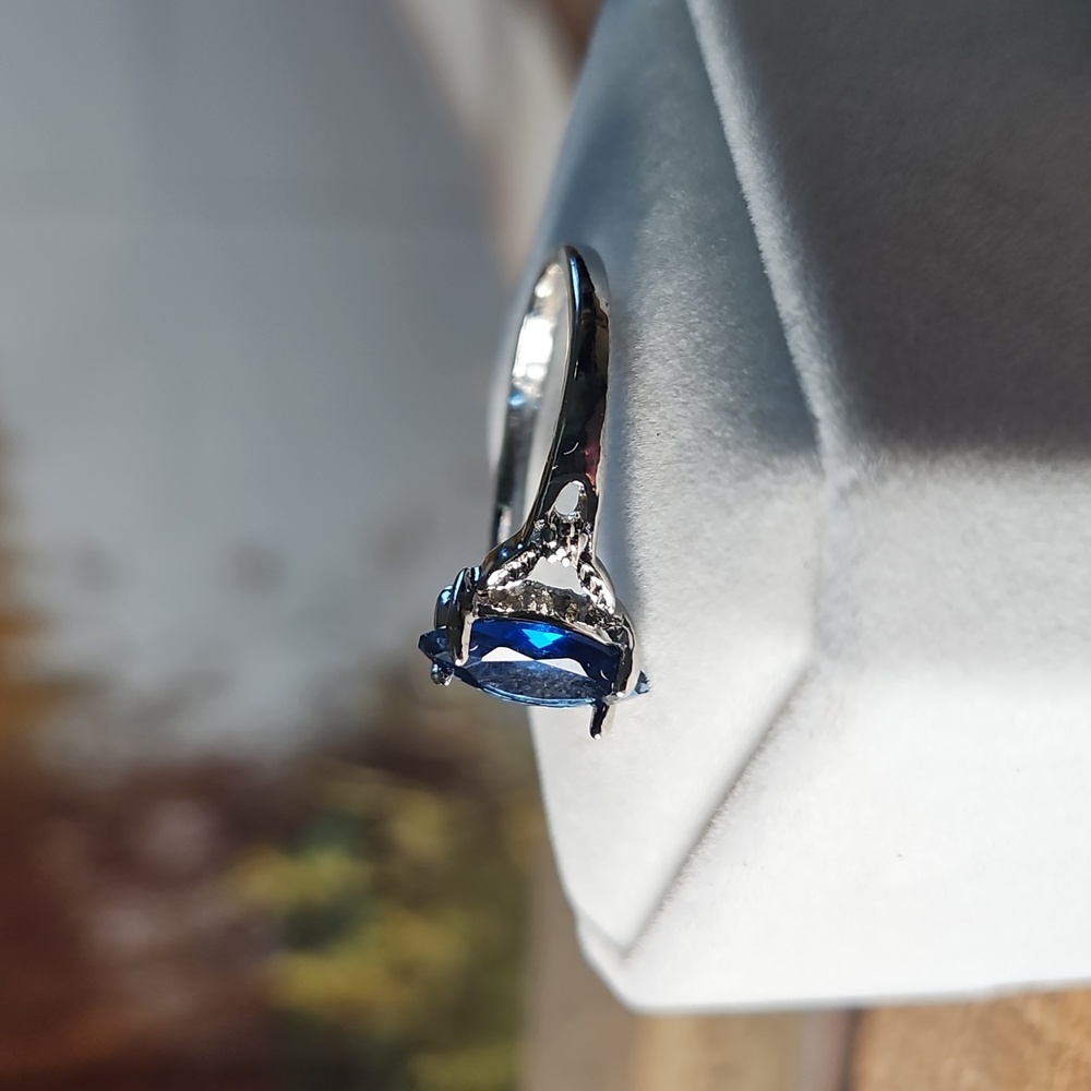 Elegant Silver and Blue Gemstone Ring - Picture 3 of 10